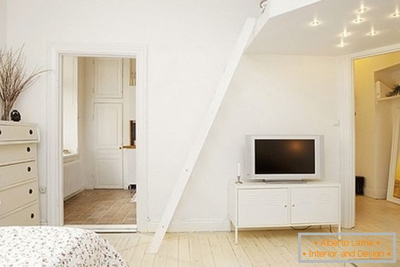 Wnętrze wygodnej sypialni i salonu w Szwecji
