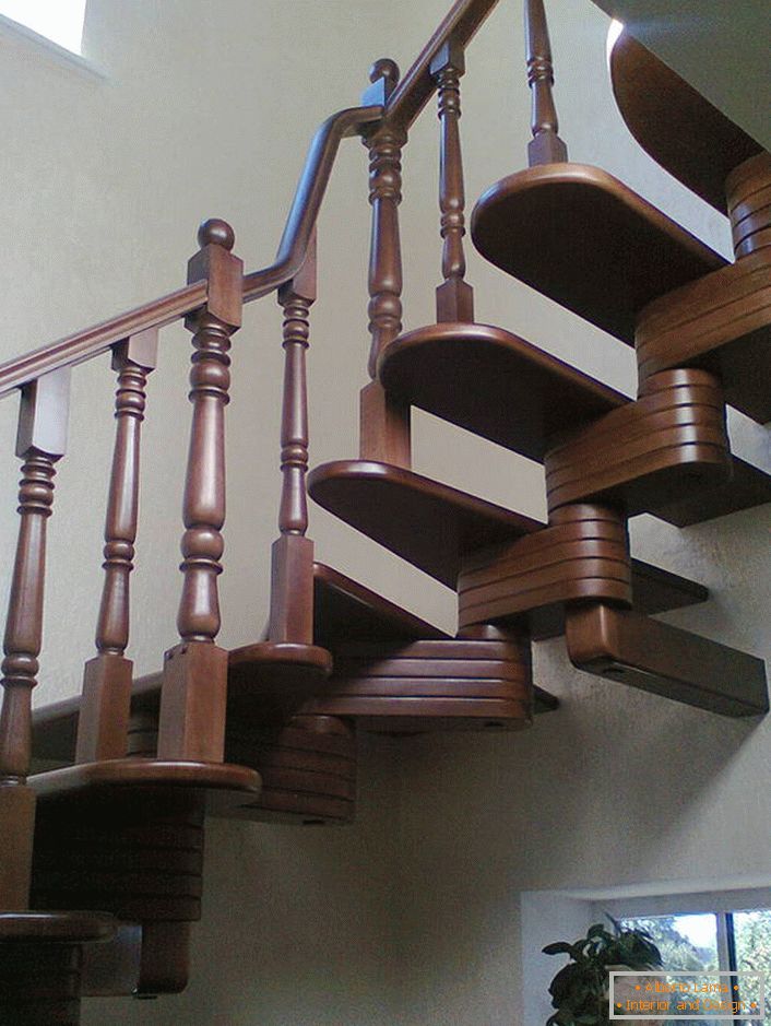 Eleganckie modułowe schody do wnętrza domu w stylu klasycznym.