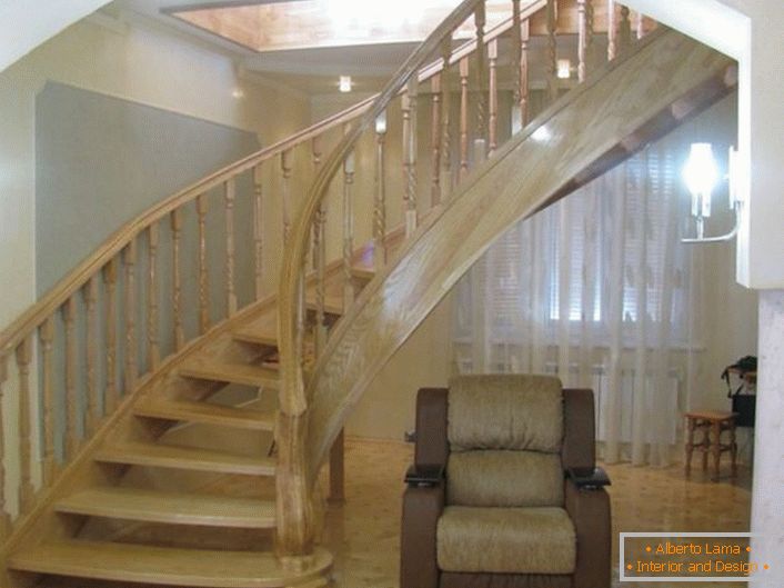 Eleganckie schody o oryginalnym designie. Projekt klatki schodowej wykonany jest ze szlachetnego dębu jasnego.