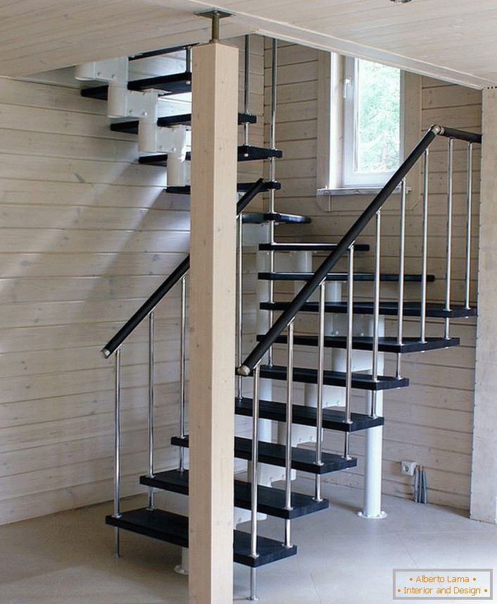 Optymalna wersja eleganckiej modułowej klatki schodowej dla domu zbudowanego z lekkiego drewna.