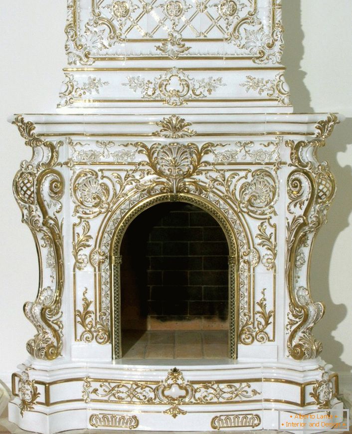 Wspaniały kaflowy kominek w stylu barokowym zdobią złote elementy wystroju. 