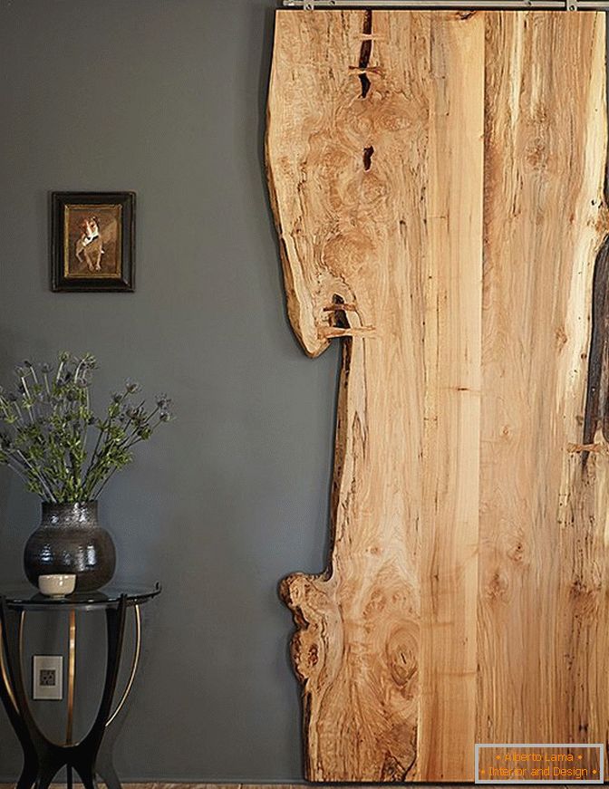 Drzwi wykonane z nieobrobionego drewna