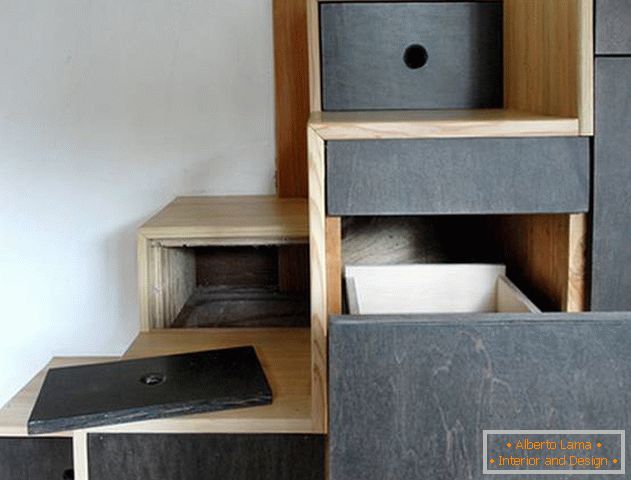 Wnętrze domu na kółkach: system przechowywania na schodach