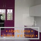 Projekt białej i fioletowej kuchni z oknem
