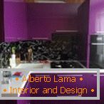 Fioletowy kolor w projekcie małej kuchni
