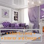 Pokój dzienny z fioletową sofą