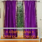 Pokój z fioletowymi zasłonami w oknie