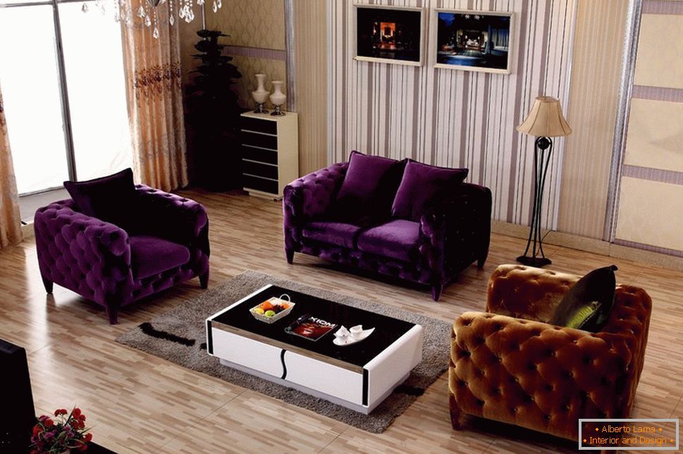 Fioletowe meble tapicerowane w salonie