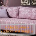 Jasna liliowa sofa