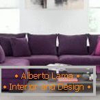 Przestronna fioletowa sofa z poduszkami