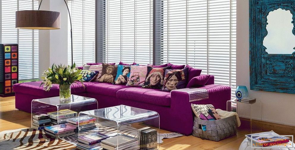 Kolorowe poduszki na purpurowej kanapie