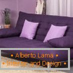Kompaktowa sofa w kolorze fioletowym