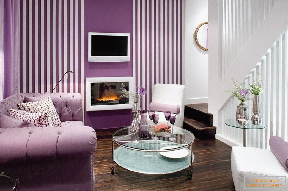 Fioletowa sofa i ściany w pokoju
