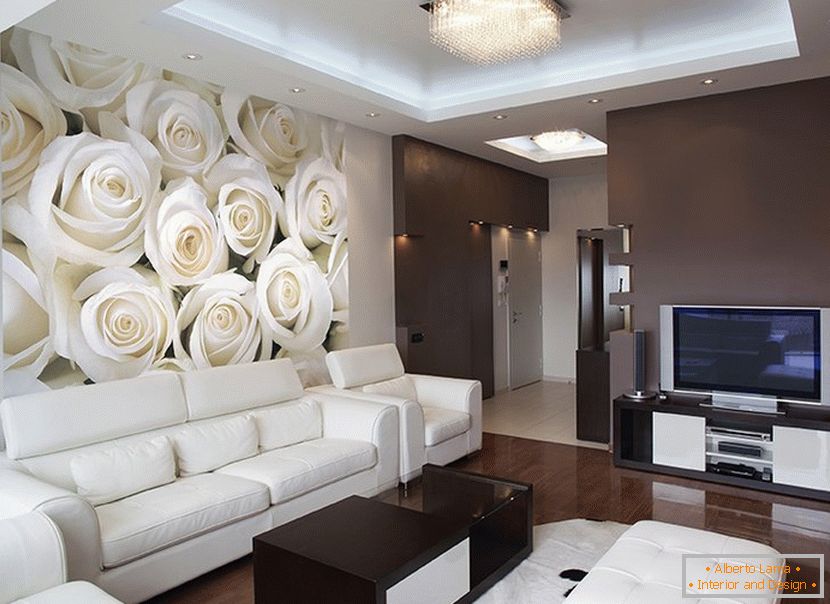Białe róże na ścianie w salonie