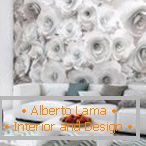 Białe róże na ścianie w salonie комнате