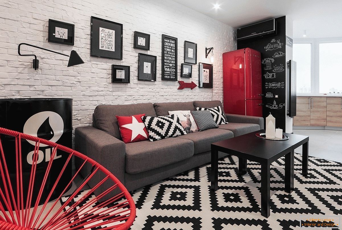 Czerwone elementy wystroju w czarno-biały apartament typu studio