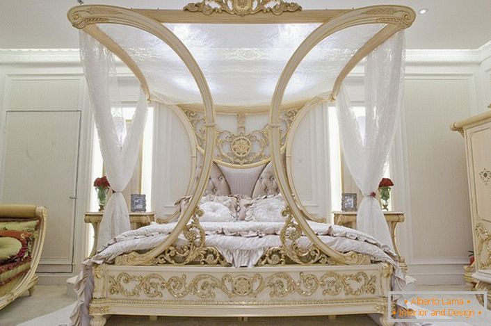 Luksusowy baldachim w sypialni w stylu barokowym. Doskonały projekt do sypialni rodzinnej.