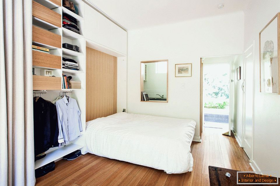 Składane łóżko w małym apartamencie typu studio
