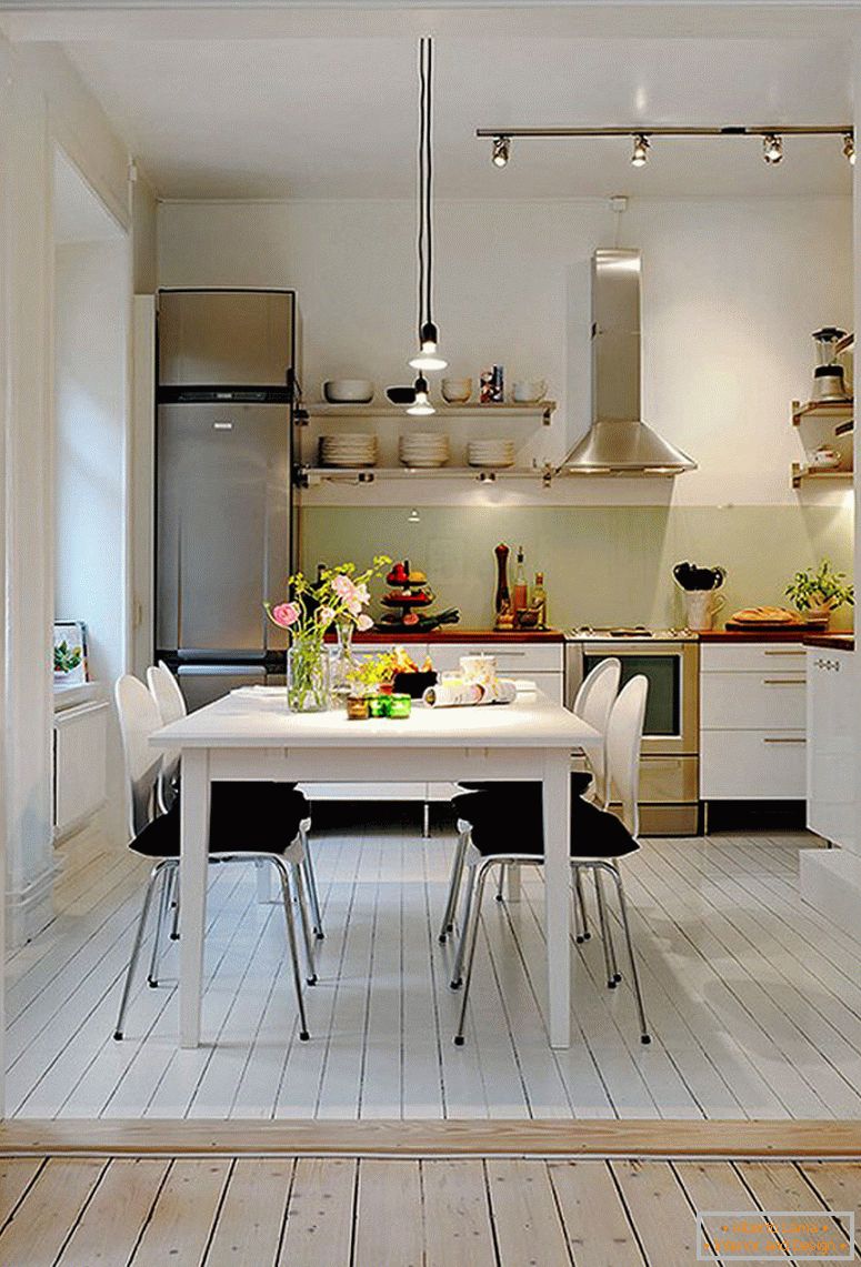 retro-biały-design-dla-a-małej-kuchni-plus-track-oświetlenie-również-czarny-krzesło-poduszki-projekt