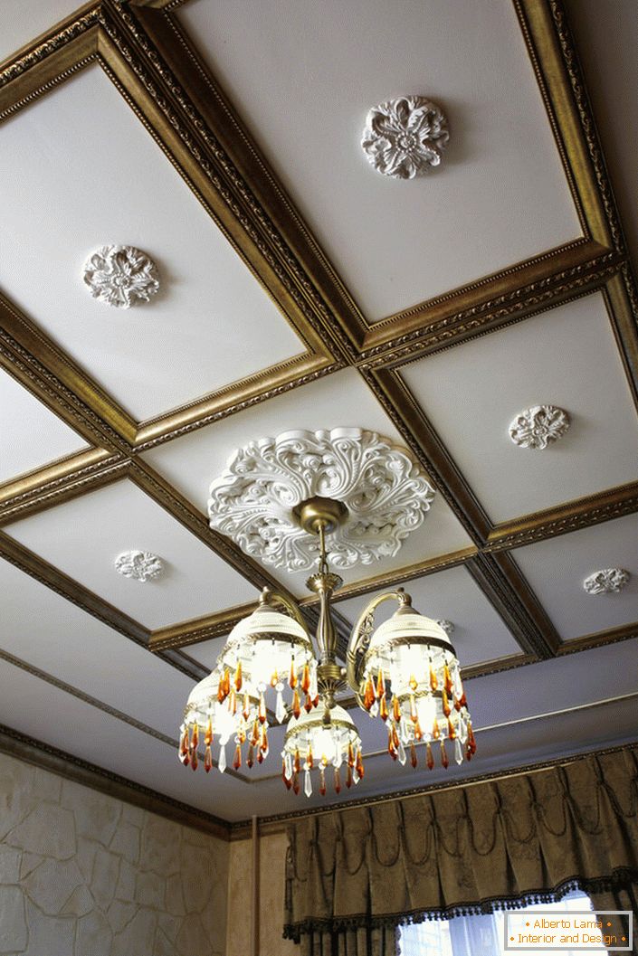 Kolaż sztukaterii - jedna z najbardziej popularnych dekoracji sufitu pokoju, urządzona w stylu empirowym, barokowym lub art deco.