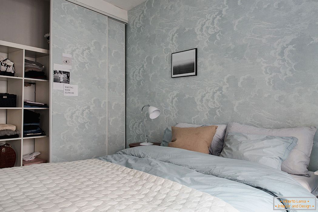 Wnętrze sypialni w kolorach białym i niebieskim