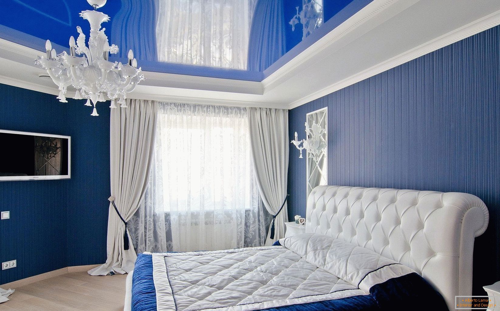 Niebieski sufit w sypialni
