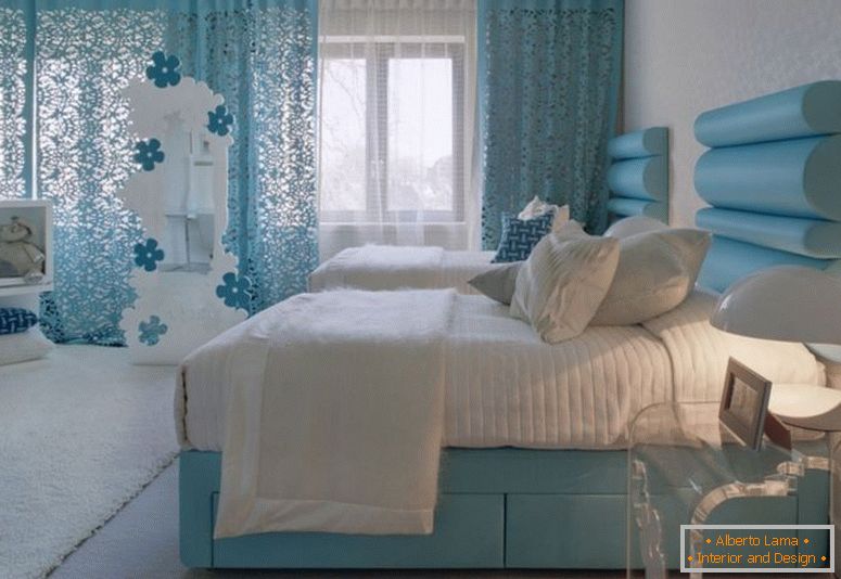 niebiesko-sypialniane-kolorowe-i-białe dywaniki-design-w-nowoczesnym-luksusowym-sny-dom-projekt-po-ciele