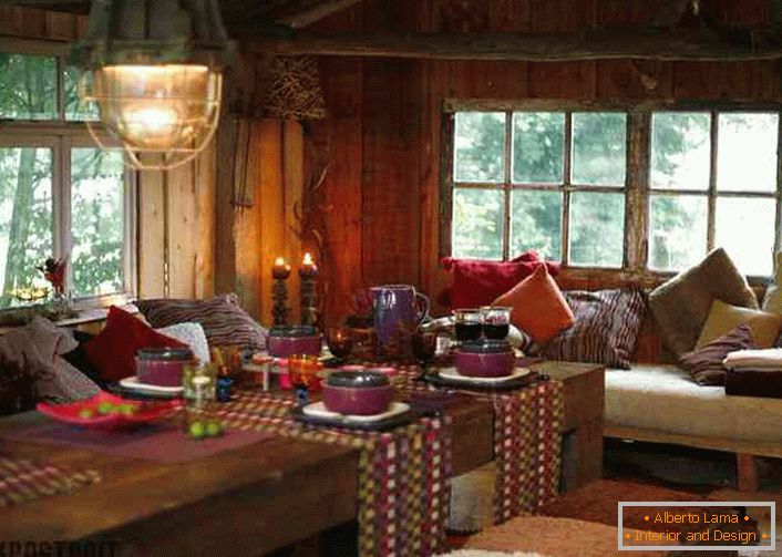 Wiele poduszek, kolorowe obrusy na stołach pomoże stworzyć przytulne miejsce w salonie w kraju.
