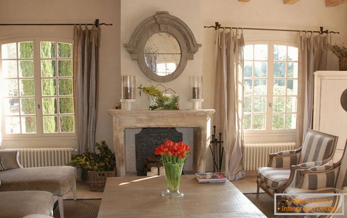 Salon w stylu country z nutami romantyzmu. Piękne duże okna i wygodne meble domowe. Świetny pomysł dla dużej rodziny.
