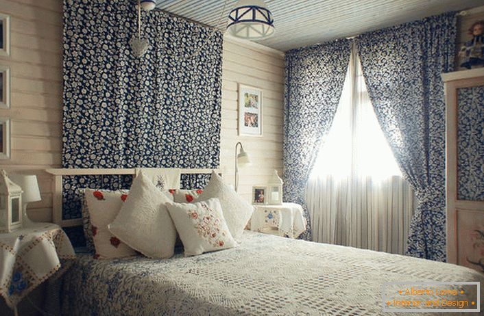 Lekki, przytulny pokój w stylu wiejskiego kraju w małym domku na południu Hiszpanii. Pomysł na projekt realizowany jest w sypialni młodej dziewczyny.