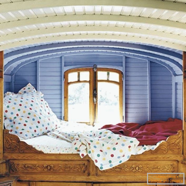 Minimalne detale w sypialni w stylu rustykalnym. Projektant wybrał nietypową lokalizację łóżka. Małe łóżko tuż przy oknie to idealne łóżko dla marzycieli.