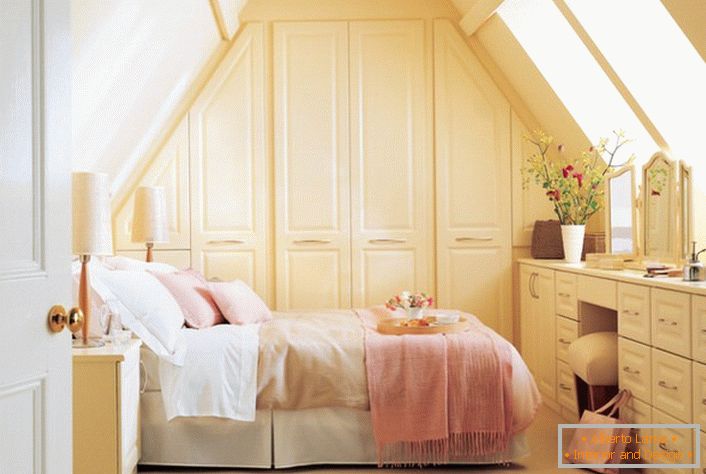 Sypialnia w rustykalnym stylu jest utrzymana w delikatnych odcieniach różu i beżu.