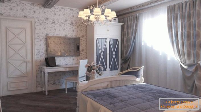 Rodzinna sypialnia w rustykalnym stylu. Przytłumione światło wnosi do pokoju romans i ciepło.