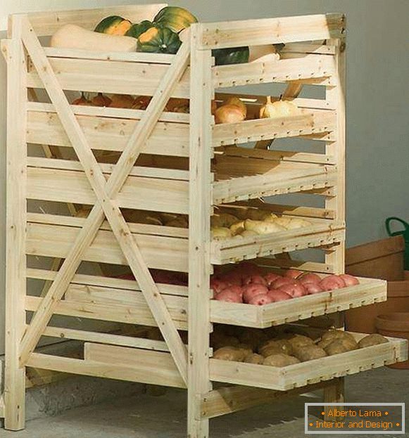 Drewniana półka do przechowywania warzyw w spiżarni