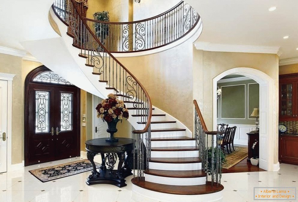 Spiralne schody z hali prywatnego domu