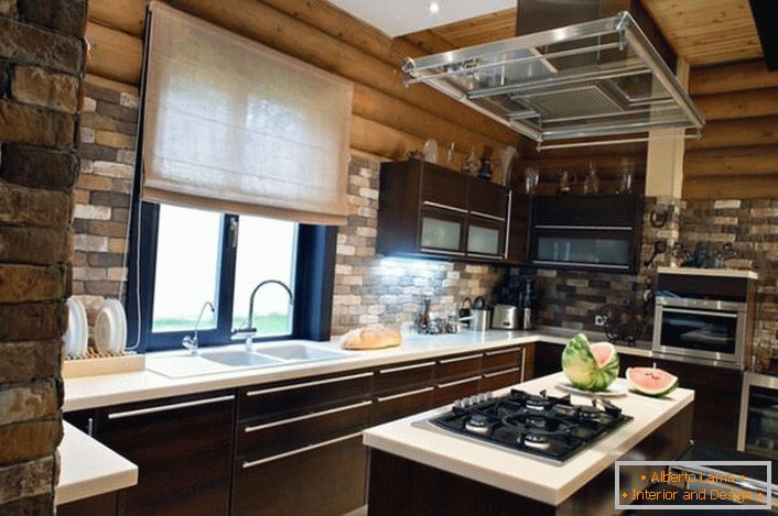 Wykończenie z cegieł wygląda organicznie na tle drewnianej ramy. Ekskluzywne połączenie w komplecie z nowoczesnymi meblami i sprzętem jest korzystnym rozwiązaniem do dekoracji kuchni w wiejskim domu.