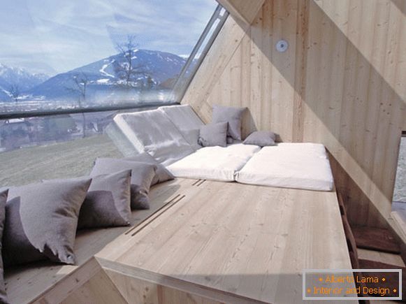 Miejsce odpoczynku na parapecie małego domku Ufogel w Austrii