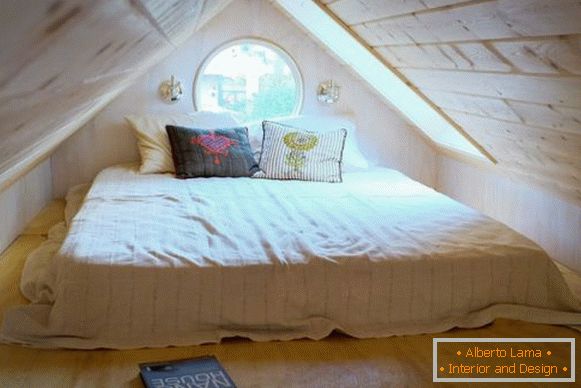 Sypialnia z małej chatki na kółkach