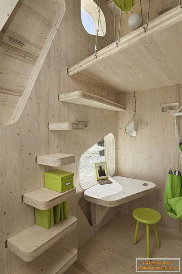 Gabinet małego drewnianego domku
