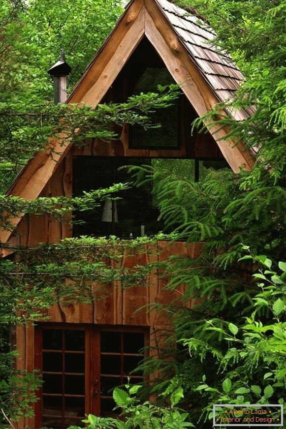 Wygląd małej leśnej chaty w Japonii