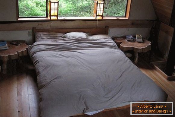 Sypialnia małej leśnej chatki w Japonii