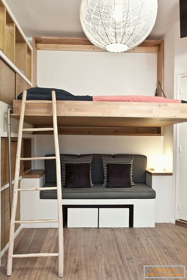 Łóżko piętrowe we wnętrzu małego mieszkania