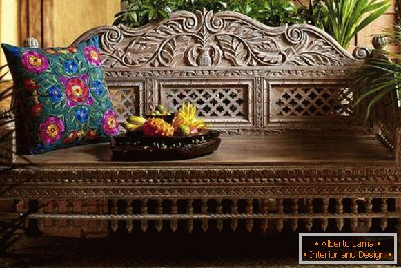 Indyjskie meble rzeźbione - kanapa ławkowa z poduszkami