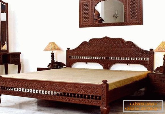 Indyjskie rzeźbione meble do sypialni - zdjęcie we wnętrzu