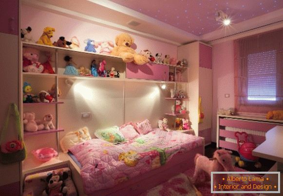 wnętrze małego pokoju dziecięcego dla dziewczynki