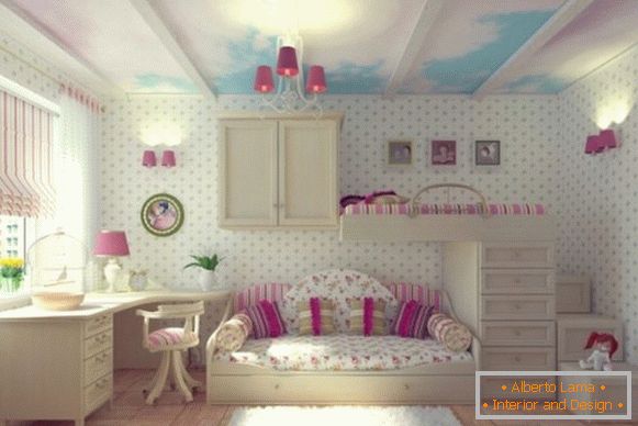 wnętrze z białą tapetą dla pokoju dziecięcego dla dziewczynek