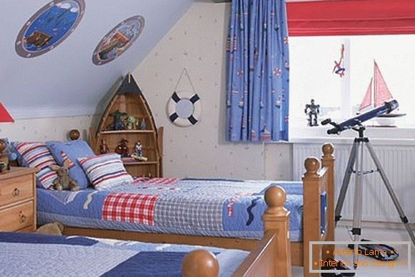 ciekawe wnętrze sypialni dziecięcej dla chłopców na poddaszu