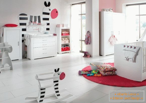 Przestronne wnętrze sypialni dla dzieci w odcieniach bieli