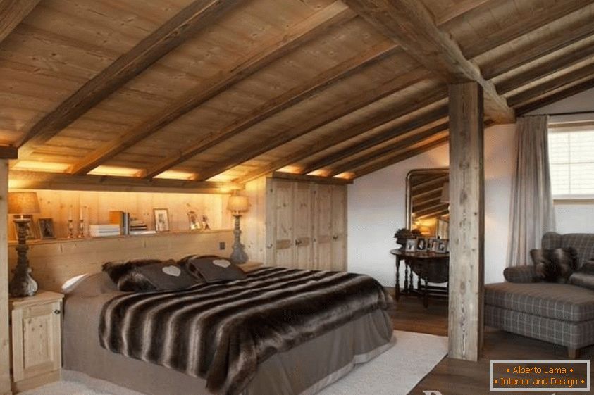 Sypialnia z drewnianym stropem mansardowym