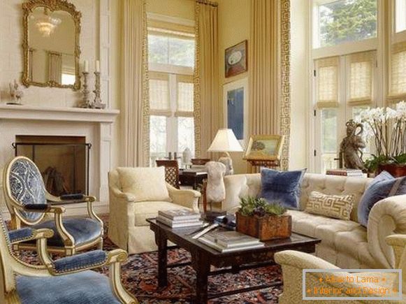 Luksusowe wnętrze salonu w prywatnym domu w stylu klasycznym